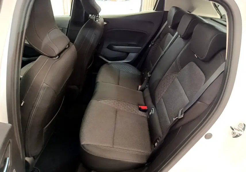 Vue intérieure côté droit sur la banquette arrière noire avec surpiqûres, dans une Renault Clio Business Blue dCi 85 blanche 2020.