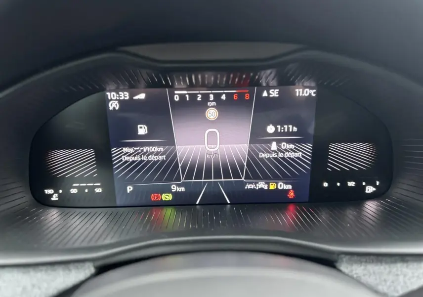 Affichage numérique du tableau de bord du Skoda Kamiq 2025, vue frontale centrée sur l'écran digital.