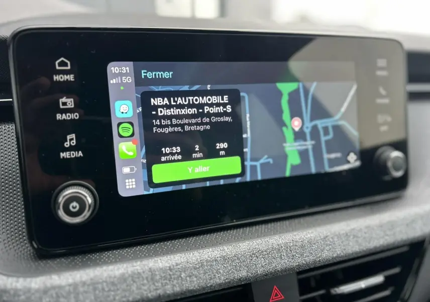 Écran tactile central du Skoda Kamiq 2025 affichant la navigation avec interface Apple Car Play.