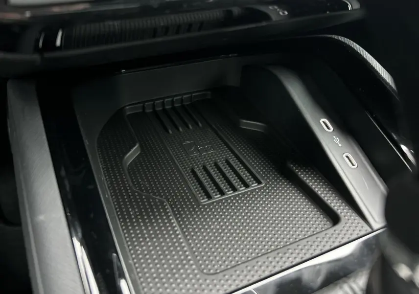 Gros plan sur le compartiment de charge à induction et ports USB-C du Skoda Kamiq noir Magic, intérieur moderne.