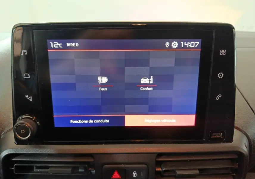 Écran tactile central du tableau de bord du Citroën Berlingo 2021 affichant les réglages de conduite et confort.