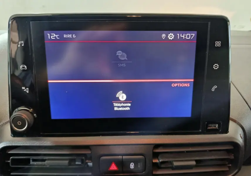 Écran tactile central du tableau de bord du Citroën Berlingo 2021 affichant la fonction Bluetooth en intérieur.