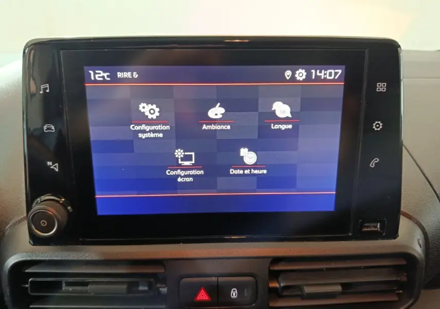 Écran tactile central du tableau de bord du Citroën Berlingo 2021 affichant les réglages système et ambiance.