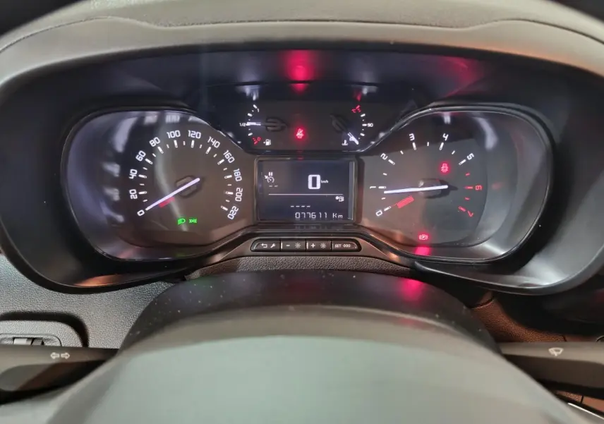 Vue rapprochée du tableau de bord du Citroën Berlingo blanc 2021 avec compteur digital et voyants allumés.