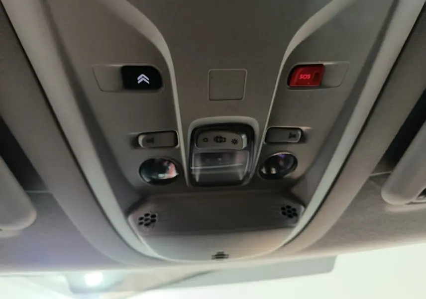 Plafonnier intérieur du Citroën Berlingo blanc 2021 avec boutons SOS et éclairage au centre du toit