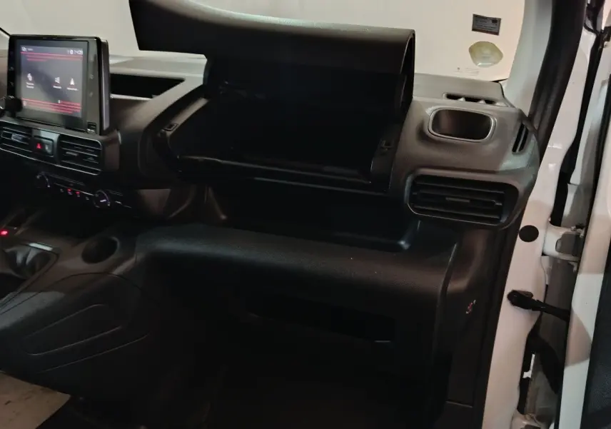 Intérieur côté passager du Citroën Berlingo blanc 2021, avec boîte à gants ouverte et tableau de bord noir.
