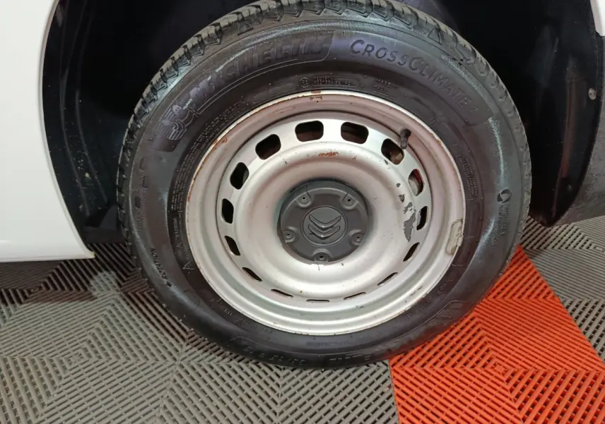 Gros plan sur la roue avant droite blanche du Citroën Berlingo 2021 avec jante acier et pneu Michelin CrossClimate 2.