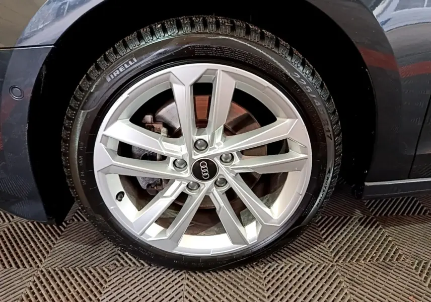 Gros plan sur la roue avant droite gris foncé d'une Audi A3 35 TFSI avec jante alliage et pneu Pirelli.