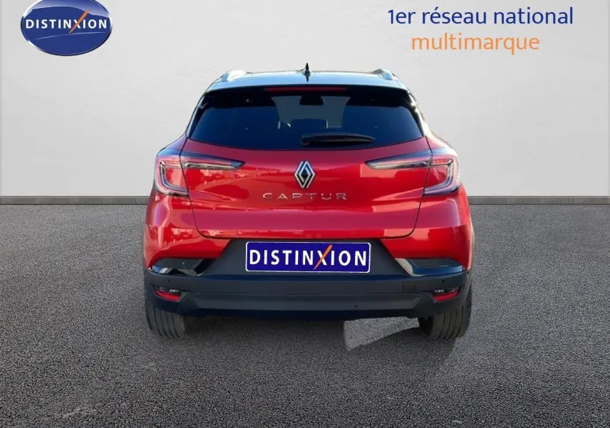 Vue arrière d'un Renault Captur rouge Désir métal avec toit noir, mettant en valeur ses feux LED et son logo central.