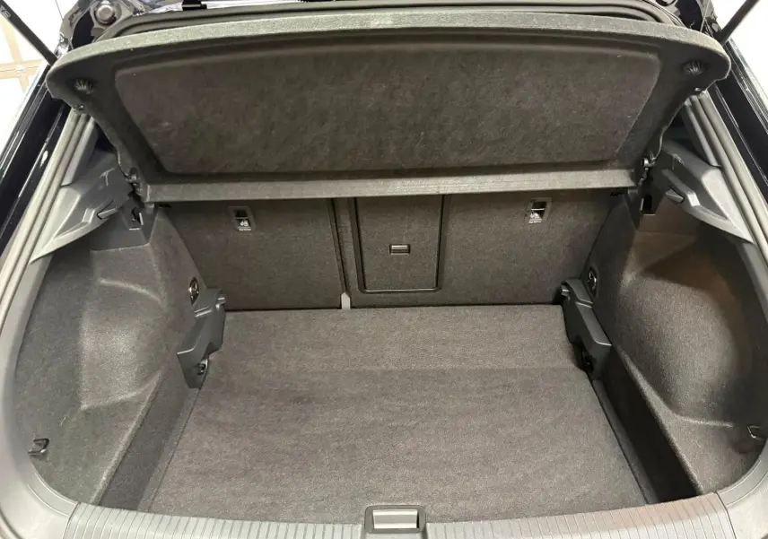 Coffre ouvert du Volkswagen T-Roc noir intense 2025, montrant un espace de chargement propre et spacieux.