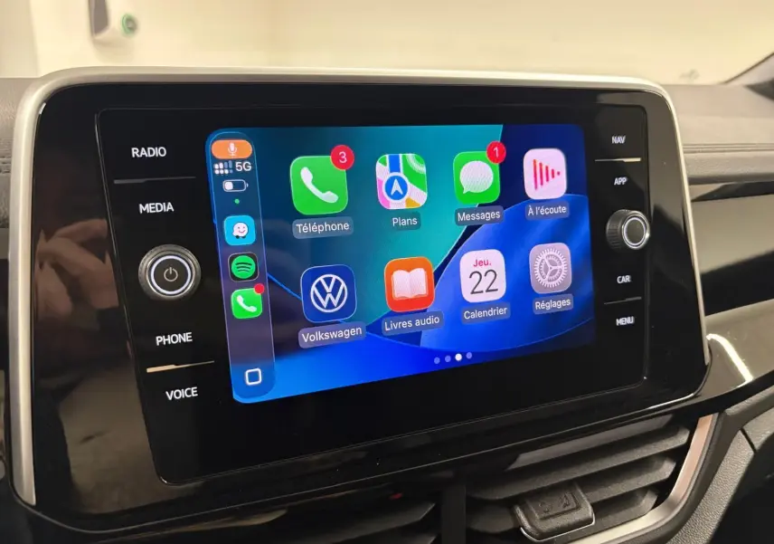 Écran tactile central du Volkswagen T-Roc 2025 affichant l'interface Apple CarPlay, vue de face intérieure.