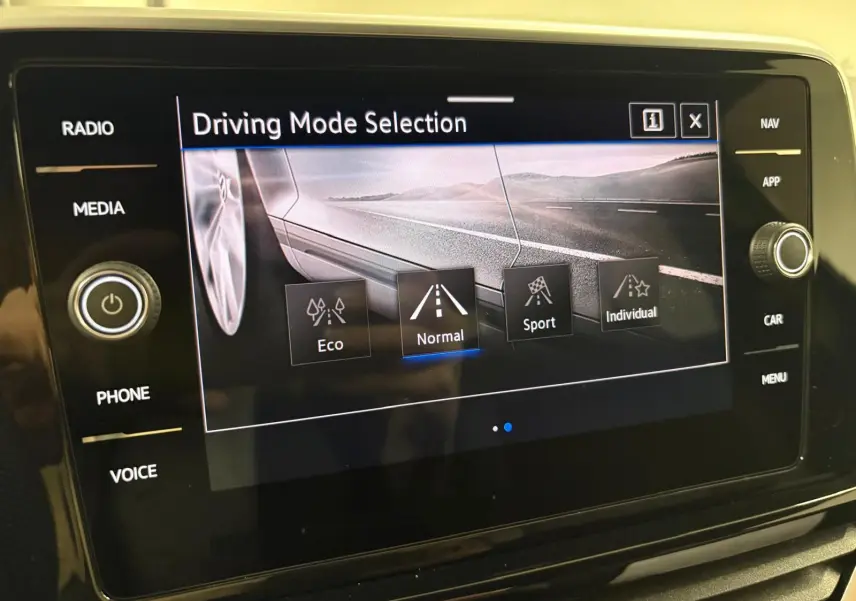 Écran tactile du système multimédia du Volkswagen T-Roc montrant la sélection des modes de conduite.