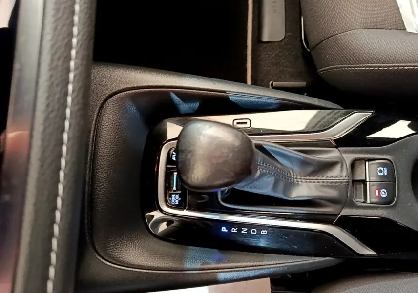 Gros plan sur le levier de vitesses automatique noir et la console centrale de la Toyota Corolla hybride 2022.