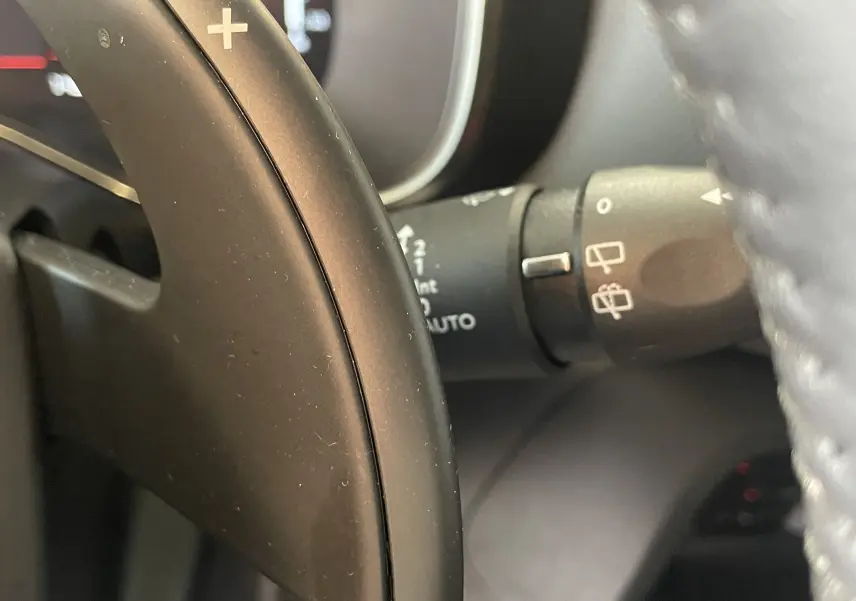 Gros plan sur la palette de changement de vitesse au volant croûte de cuir du Citroën C5 Aircross gris platinium.