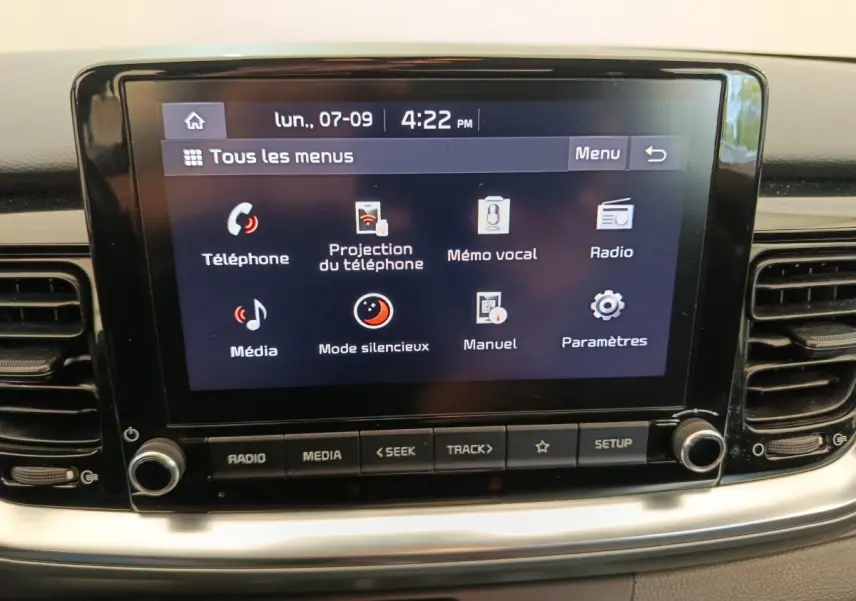 Écran tactile central de 8 pouces du tableau de bord du Kia Stonic 1.0 T-GDI 2023 avec menu affiché en français.