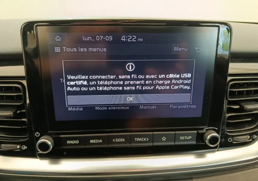 Écran tactile central de la Kia Stonic 2023 affichant un message de connexion USB, entouré de commandes radio et média.