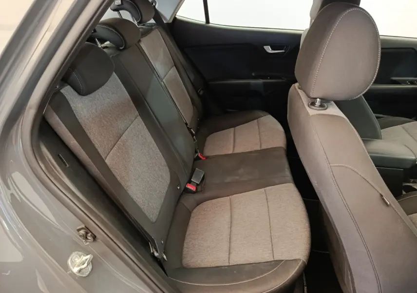 Vue intérieure côté gauche des sièges arrière gris clair et foncé du Kia Stonic 1.0 T-GDI 100 Urban 2023.