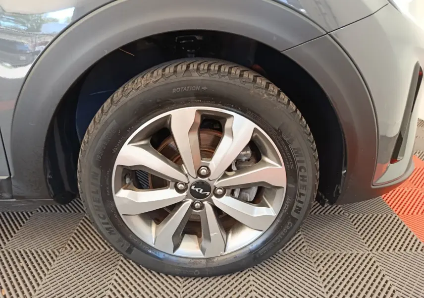 Gros plan sur la roue avant droite gris foncé d’un KIA STONIC 1.0 T-GDI 2023 avec jante alliage et pneu Michelin.