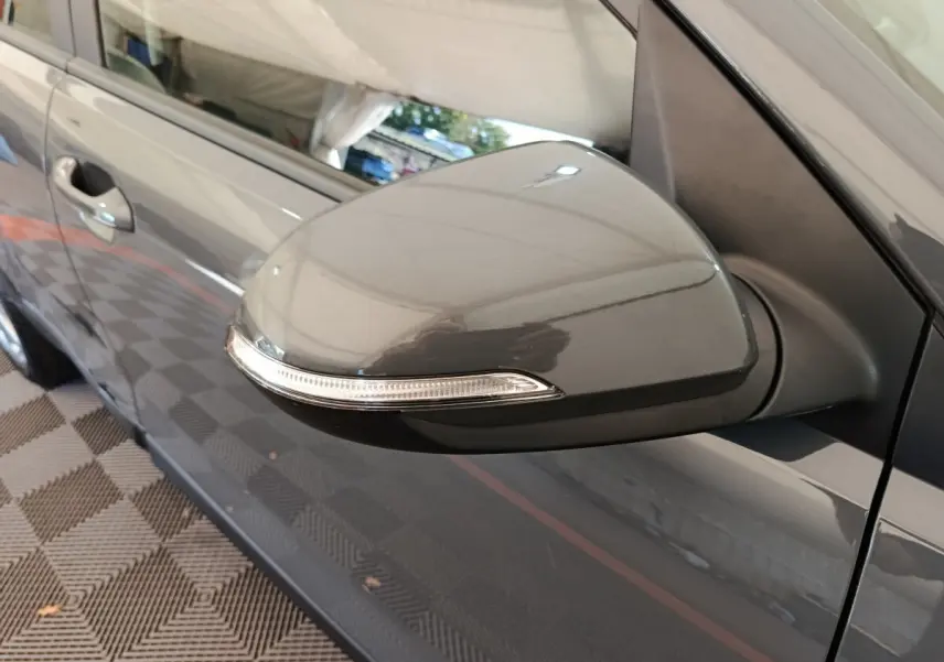 Rétroviseur droit gris foncé du KIA STONIC 2023 avec clignotant intégré, vue rapprochée côté passager.
