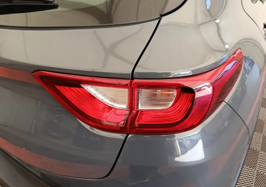 Gros plan sur le feu arrière droit rouge et blanc d’un KIA STONIC gris foncé 2023, version 1.0 T-GDI URBAN.