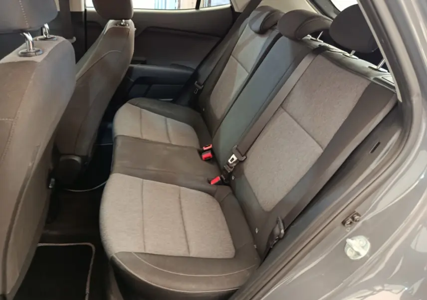 Vue intérieure côté droit des sièges arrière gris clair et foncé du KIA STONIC 2023, porte ouverte sur carrosserie gris foncé.