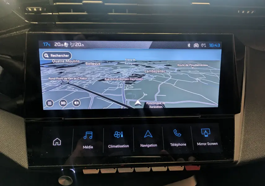 Écran tactile central de la Peugeot 308 2025 gris Artense affichant la navigation et les commandes multimédia.