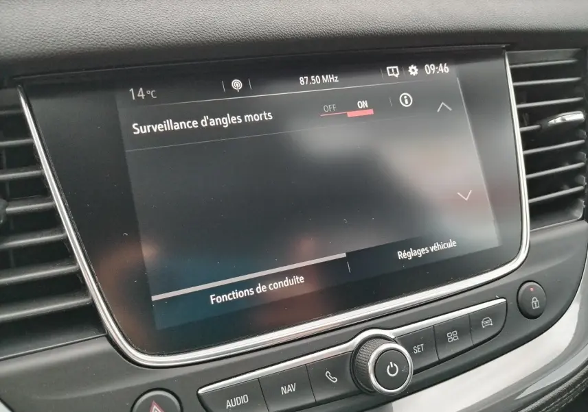 Écran tactile central de l'Opel Grandland X 2019 affichant la surveillance d'angles morts activée.