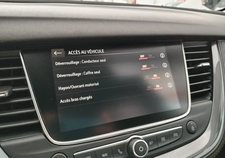 Écran tactile central intérieur de l’Opel Grandland X 2019 affichant les options d’accès au véhicule et hayon motorisé.