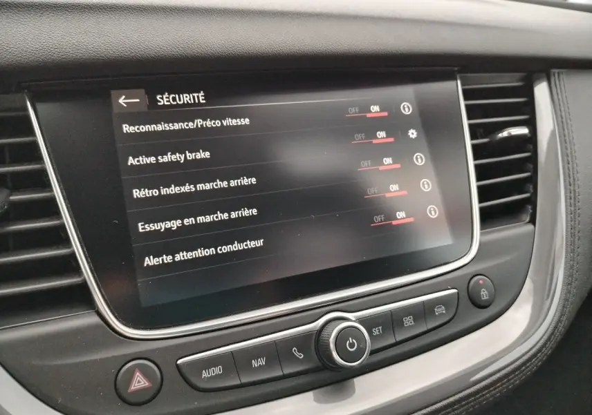Écran tactile central affichant les réglages de sécurité dans l'habitacle d'un Opel Grandland X gris platinium.