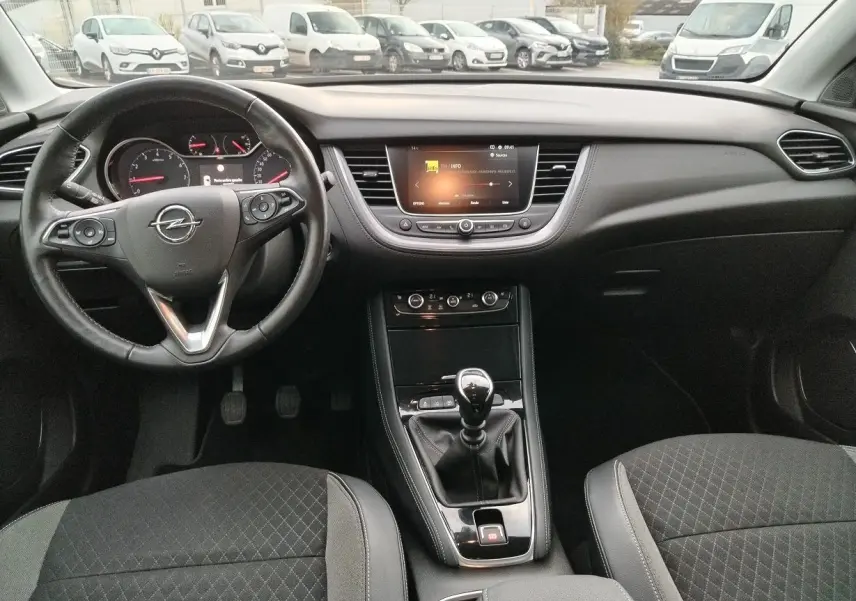 Intérieur de l'Opel Grandland X 1.5 CDTI 2019, vue frontale du tableau de bord et volant cuir avec levier de vitesses manuel.