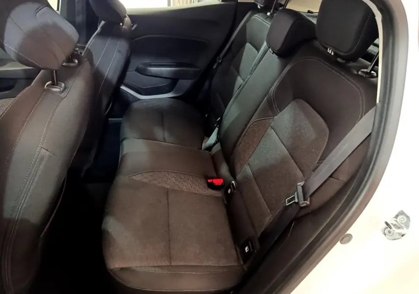 Vue côté droit sur la banquette arrière noire de la Renault Clio Business Blue dCi 85 blanche de 2020.