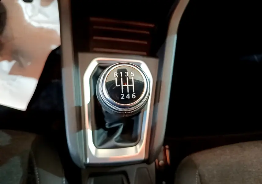 Le levier de vitesses manuel noir de la Renault Clio Business Blue dCi 85 vu de dessus au centre de la console.