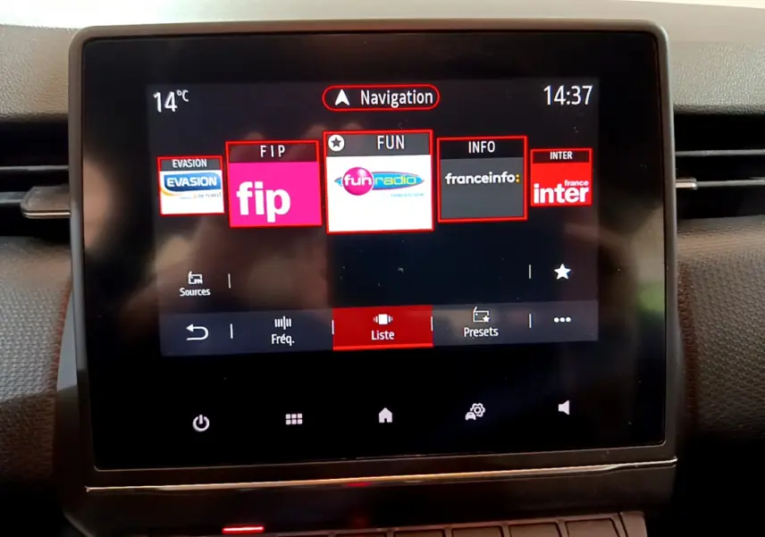 Écran tactile central de la Renault Clio Business Blue dCi 85 2020 affichant les stations radio avec interface moderne.