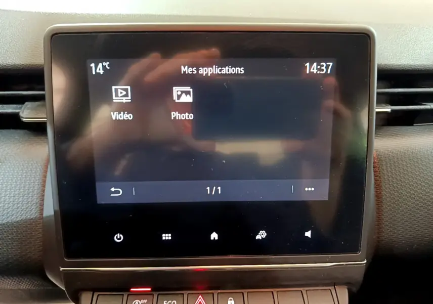 Écran tactile central de la Renault Clio Business Blue dCi 85 affichant les applications vidéo et photo, intérieur noir.