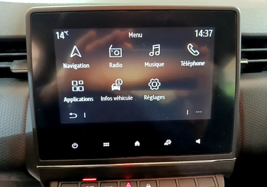 Écran tactile central affichant le menu principal de la Renault Clio Business Blue dCi 85, vue de face intérieure.