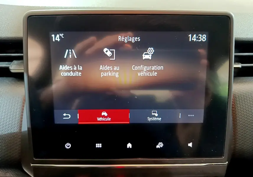 Écran tactile central de la Renault Clio Business Blue dCi 85 affichant les réglages d'aide à la conduite et parking.