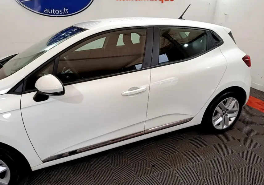 Profil côté gauche d'une Renault Clio blanche Business Blue dCi 85, avec jantes alliage et poignées de porte intégrées.
