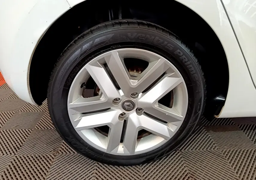 Gros plan sur la roue avant droite d'une Renault Clio blanche, mettant en valeur la jante alliage et le pneu Ventus Prime 2.