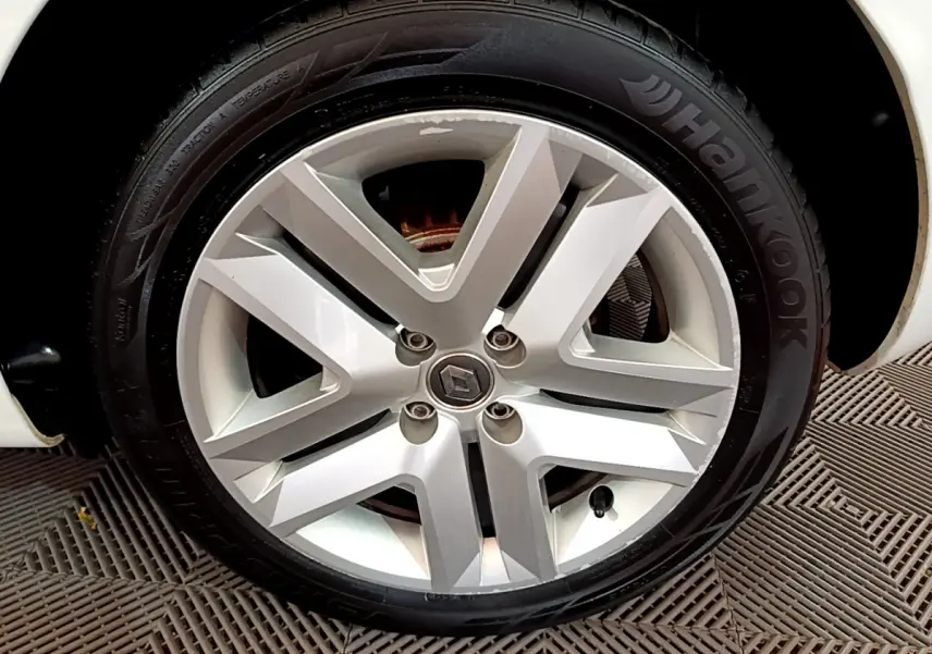 Gros plan sur la roue avant droite blanche d'une Renault Clio Business Blue dCi 85 avec jante alliage à cinq branches.