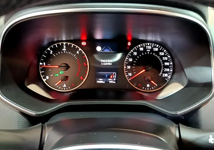 Tableau de bord de Renault Clio Business Blue dCi 85 2020 avec affichage numérique et compte-tours analogiques.