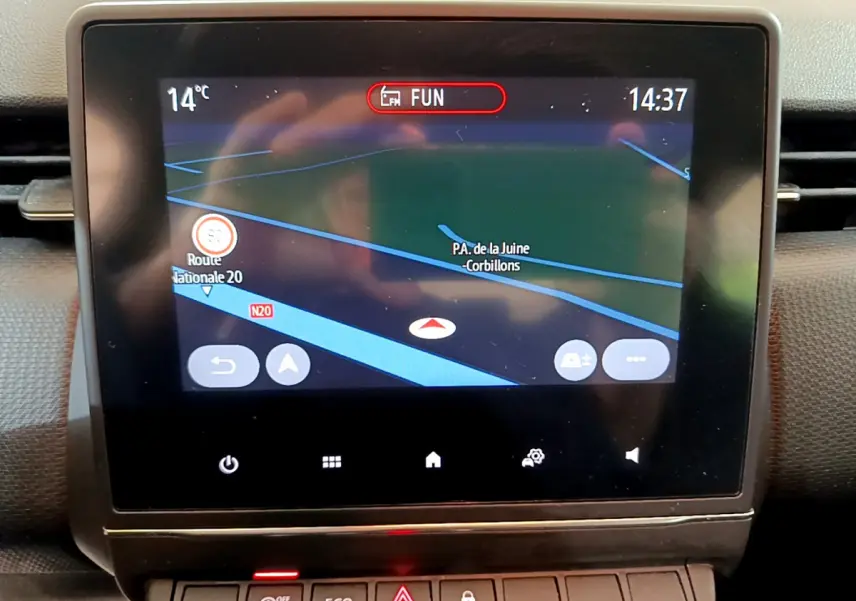 Écran tactile central affichant la navigation 3D dans l'habitacle d'une Renault Clio Business Blue dCi 85 de 2020.