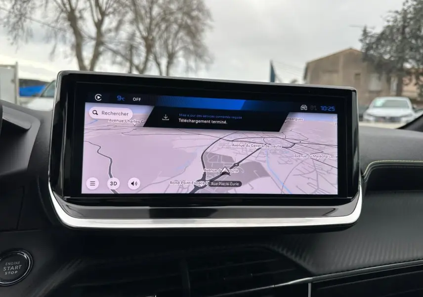 Écran tactile central affichant la navigation du Peugeot 208 Hybrid 110 e-DCS6 GT, intérieur gris avec bouton Start/Stop visible.
