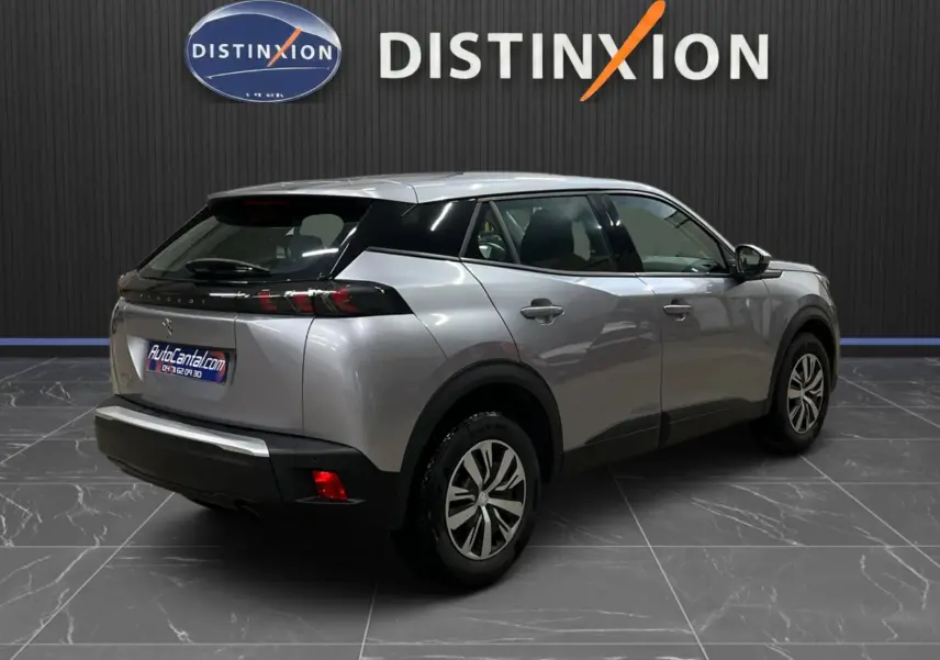Peugeot 2008 Active Business gris alu, vue 3/4 arrière droit, avec feux arrière noirs et jantes alliage.