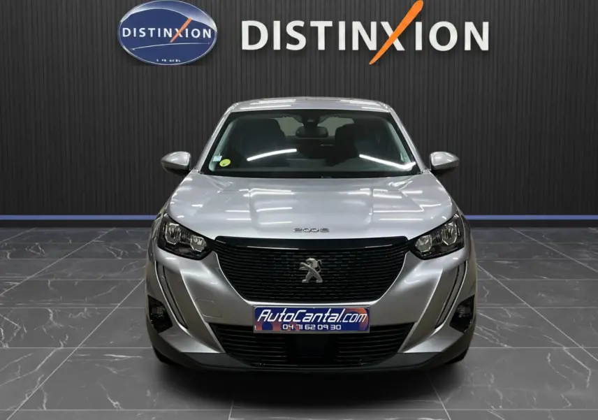 Peugeot 2008 gris alu vue de face, mettant en valeur la calandre noire et les phares LED distinctifs.