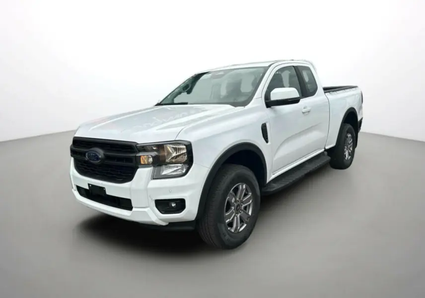 Ford Ranger blanc glacier en 3/4 avant droit, avec calandre noire et marchepieds latéraux visibles.
