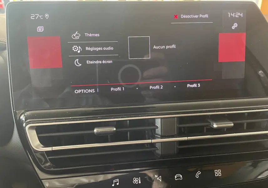 Écran tactile central du tableau de bord du Citroën C5 Aircross gris platinium, affichant les réglages de profils utilisateur.