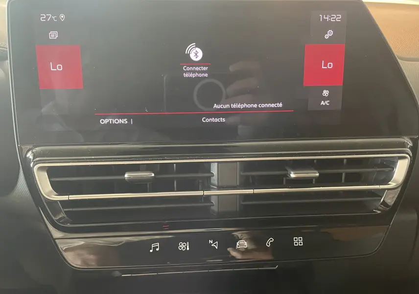 Vue rapprochée de l’écran tactile central et des aérateurs noirs du tableau de bord du Citroën C5 Aircross gris platinium 2025.