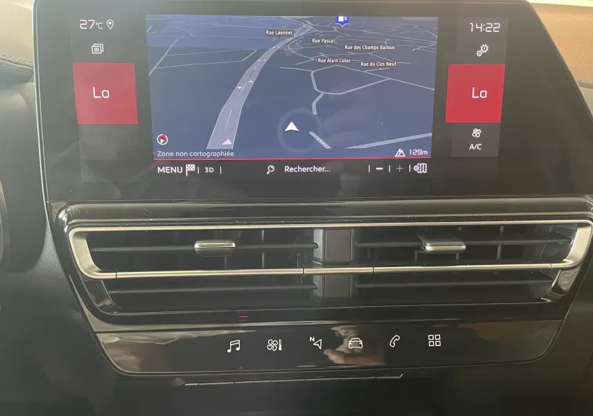 Écran tactile central du tableau de bord du Citroën C5 Aircross Hybride gris, affichant la navigation et commandes climatisation.