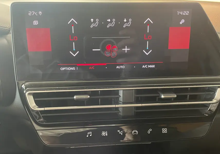 Écran tactile de climatisation bizone du Citroën C5 Aircross hybride 2025, avec commandes digitales et affichage rouge et noir.