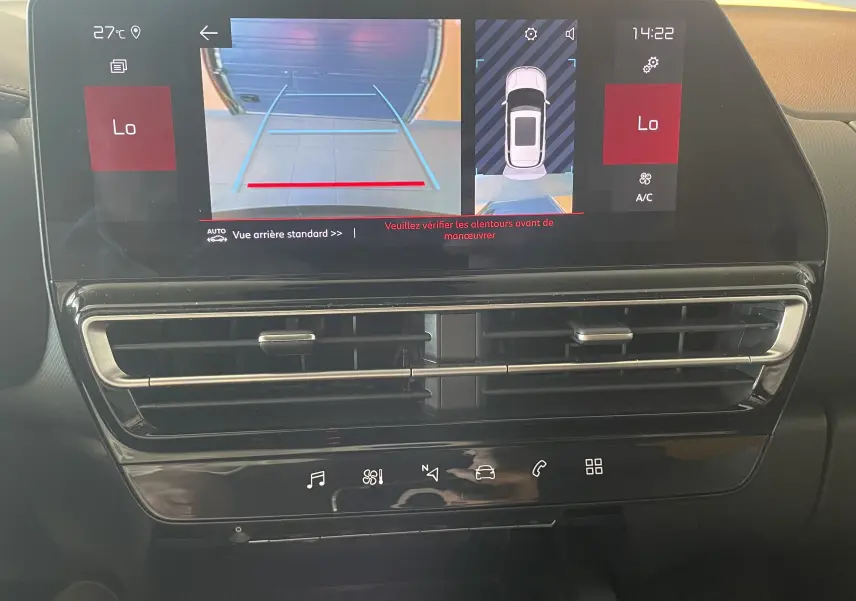 Écran central du tableau de bord du Citroën C5 Aircross hybride gris, affichant la caméra de recul et la vue 360° en intérieur.